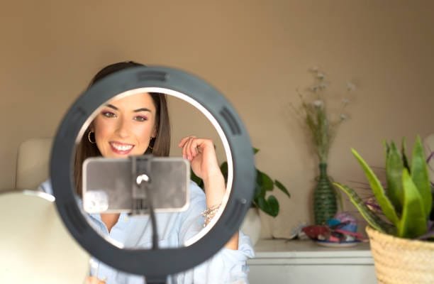 Creadora de contenido grabando un tutorial de maquillaje para redes sociales